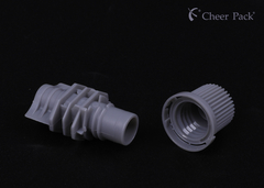 Panoramica dell'acclamazioni che imballa la fabbrica di plastica di produzione del tappo di bottiglia