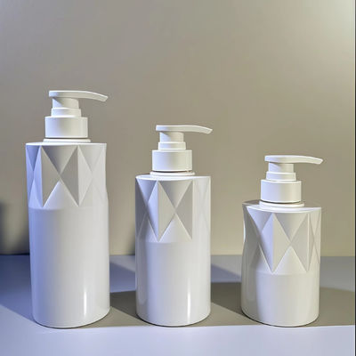 Bottiglia cosmetica in PET a forma di vetro con pompa a pressione e logo personalizzato, MOQ 5000 pezzi, consegna in 15-35 giorni