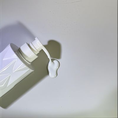 Bottiglia cosmetica in PET a forma di vetro con pompa a pressione e logo personalizzato, MOQ 5000 pezzi, consegna in 15-35 giorni