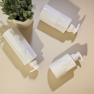 Bottiglia cosmetica in PET a forma di vetro con pompa a pressione e logo personalizzato, MOQ 5000 pezzi, consegna in 15-35 giorni