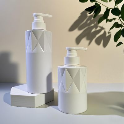 Bottiglia cosmetica in PET a forma di vetro con pompa a pressione e logo personalizzato, MOQ 5000 pezzi, consegna in 15-35 giorni