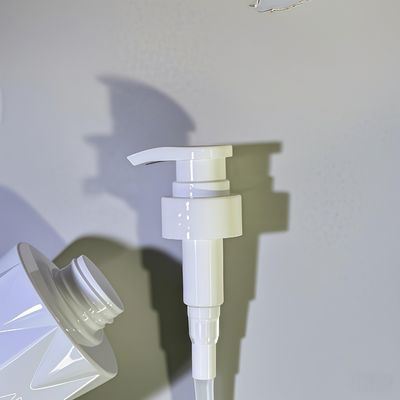 Bottiglia cosmetica in PET a forma di vetro con pompa a pressione e logo personalizzato, MOQ 5000 pezzi, consegna in 15-35 giorni