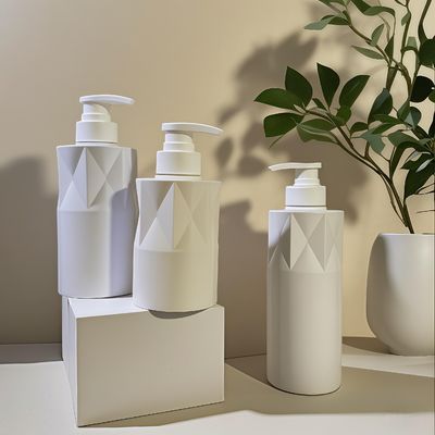 Bottiglia cosmetica in PET a forma di vetro con pompa a pressione e logo personalizzato, MOQ 5000 pezzi, consegna in 15-35 giorni