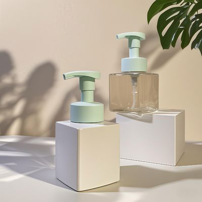 Bottiglia di pompa per lozione cosmetica quadrata con materiale PET e pompa di pressione per imballaggi per la cura della pelle