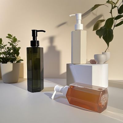 Flacone in plastica PET a corpo dritto esagonale con chiusura a pompa a pressione per lozione cosmetica o shampoo in capacità da 120 ml, 150 ml, 200 ml