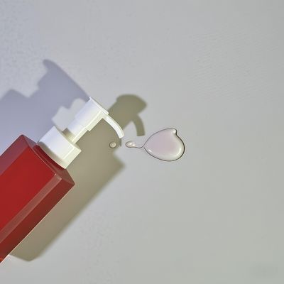 Flacone in plastica PET a corpo dritto esagonale con chiusura a pompa a pressione per lozione cosmetica o shampoo in capacità da 120 ml, 150 ml, 200 ml