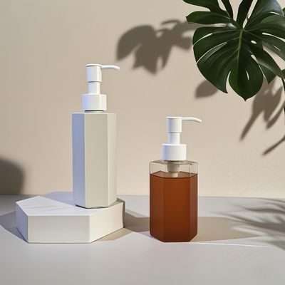 Flacone in plastica PET a corpo dritto esagonale con chiusura a pompa a pressione per lozione cosmetica o shampoo in capacità da 120 ml, 150 ml, 200 ml