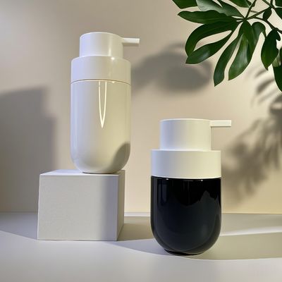 Flacone cosmetico in PET di forma rotonda e grassa con pompa a pressione e serigrafia a colori personalizzati per l'imballaggio di bellezza