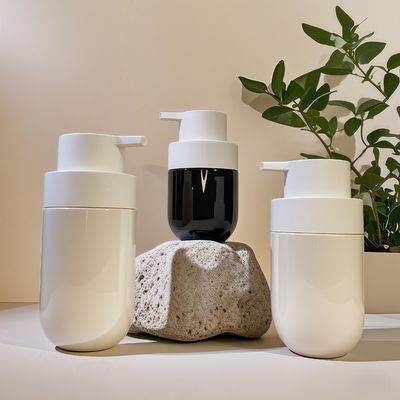 Flacone cosmetico in PET di forma rotonda e grassa con pompa a pressione e serigrafia a colori personalizzati per l'imballaggio di bellezza