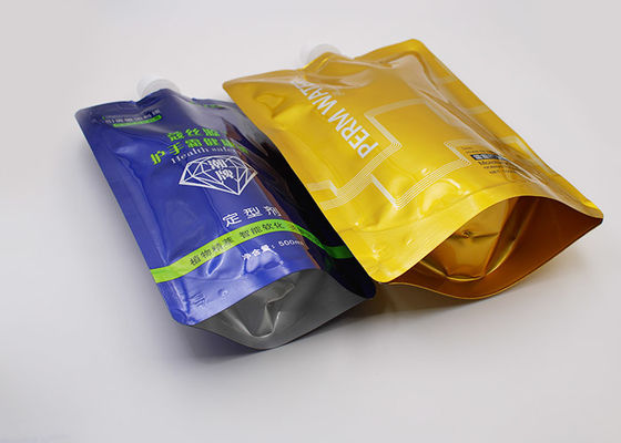 La gelatina della prova dell'acqua liquida sta sul sacchetto con il becco che imballa 100ml/200ml