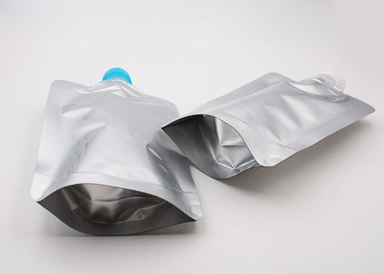 La gelatina della prova dell'acqua liquida sta sul sacchetto con il becco che imballa 100ml/200ml