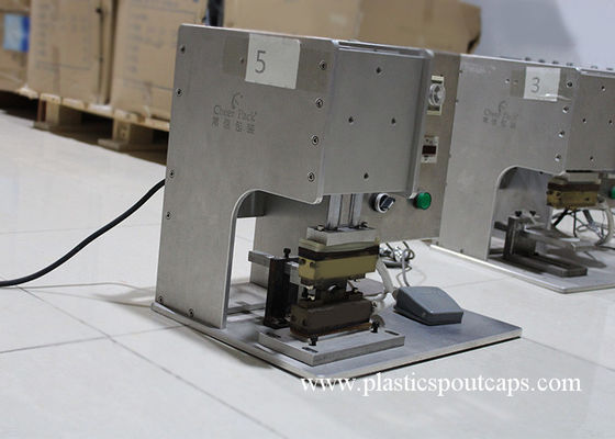 Il becco di plastica semiautomatico sta sulla macchina di sigillamento del sacchetto per l'ugello della stampa della guarnizione