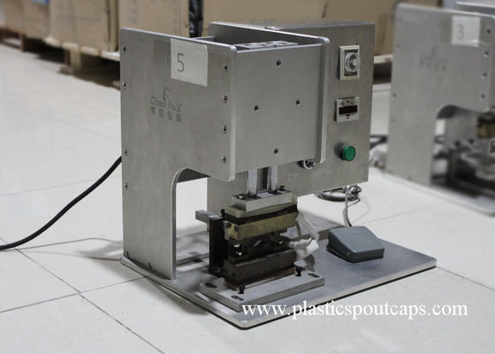 Il becco di plastica semiautomatico sta sulla macchina di sigillamento del sacchetto per l'ugello della stampa della guarnizione
